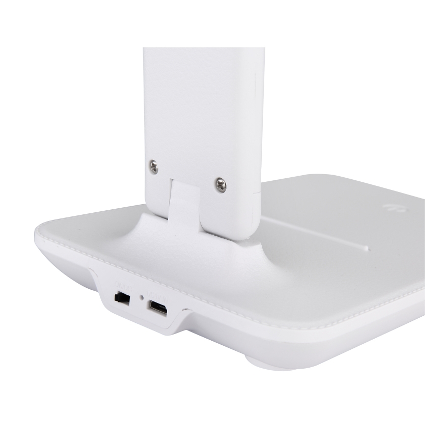 Biela stolová lampa s nabíjacou stanicou je zložená. Na základni sú viditeľné dva USB porty – USB-A a USB-C.