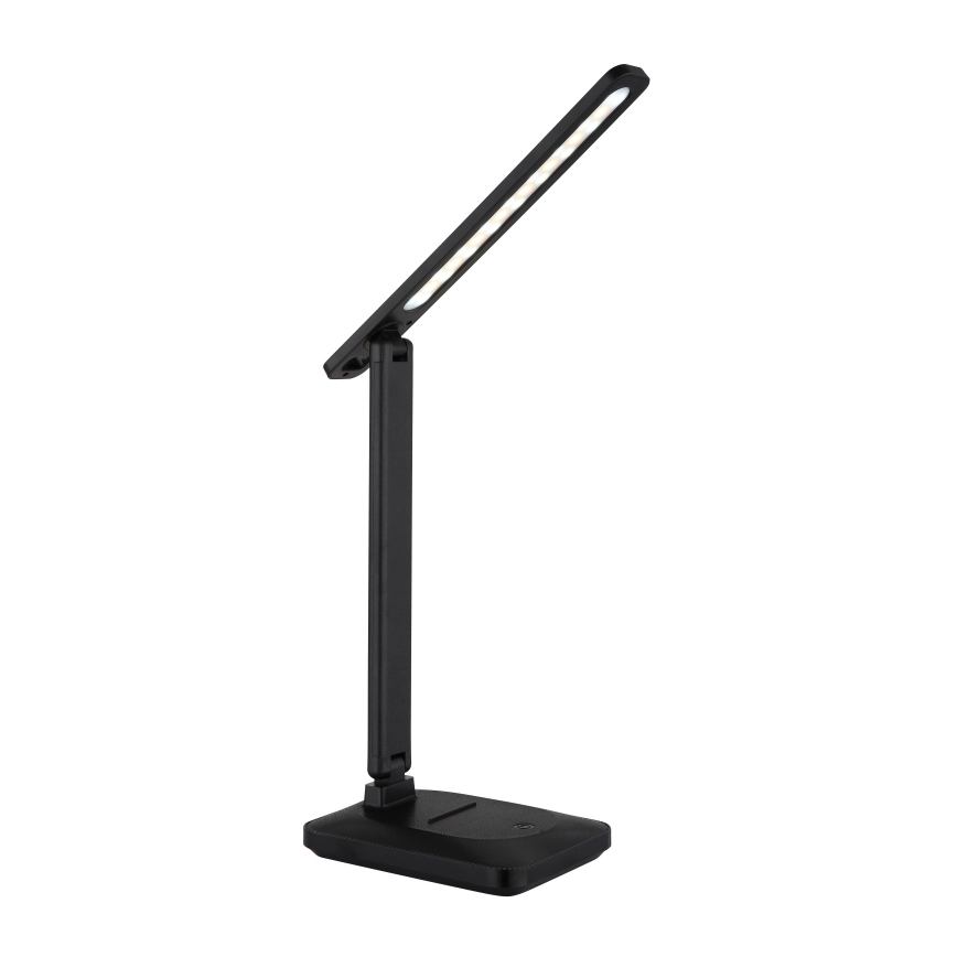 Stolná lampa s LED osvetlením svieti. Je čierna, skladacia a má štvorcovú základňu. Lampa je umiestnená na bielom pozadí.
