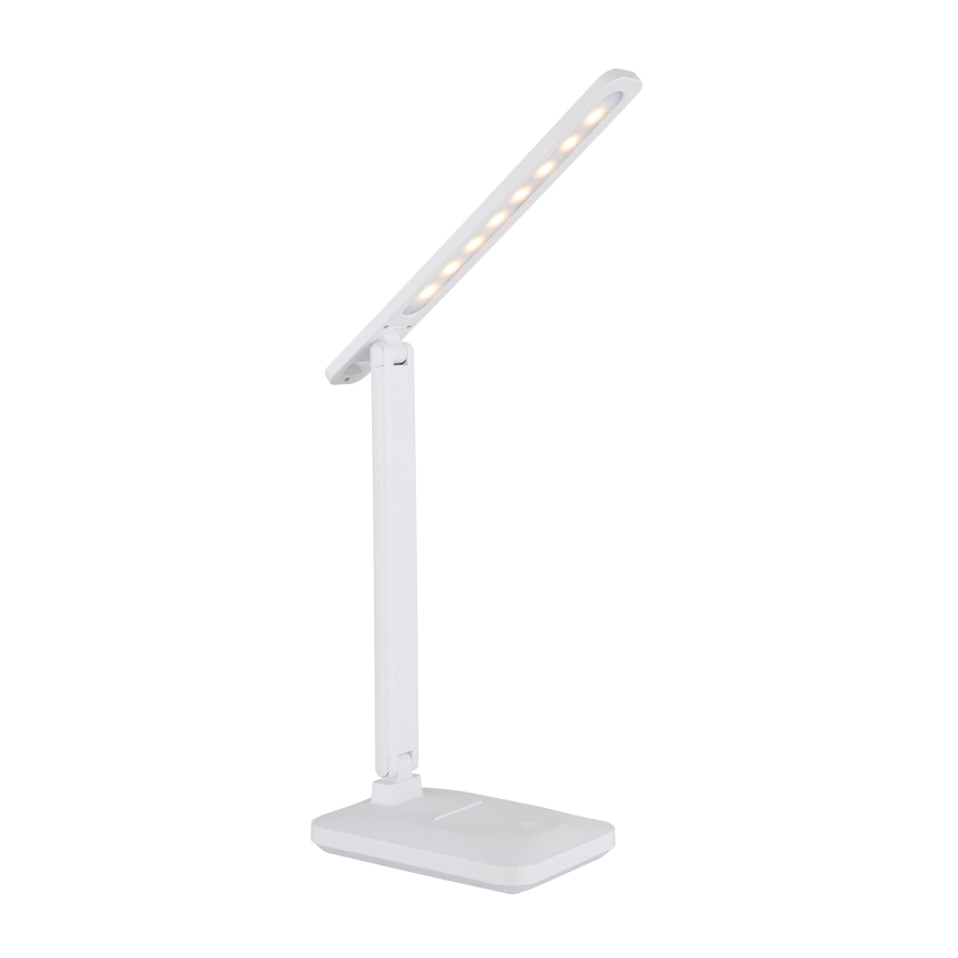 Biela stolová lampa s LED osvetlením svieti. Je skladacia, s dlhým ramenom a štvorcovou základňou. Nachádza sa na bielom pozadí.
