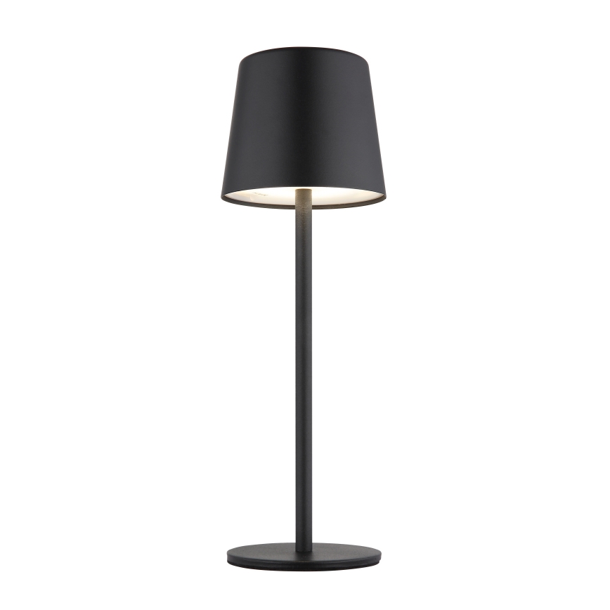 Čierna stolová lampa s kužeľovitým tienidlom svieti. Má vysokú, úzku nohu a kruhovú základňu. Je umiestnená na bielom pozadí.