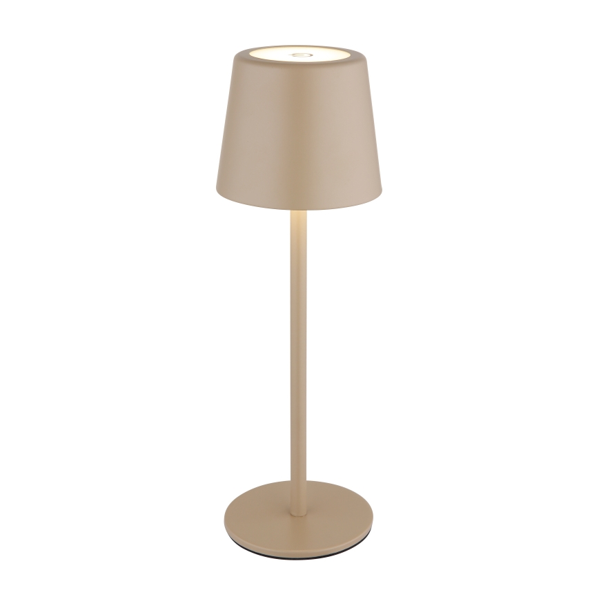 Stolná lampa s pieskovou farbou svieti. Má valcový tienidlo a vysokú, štíhlu nohu s okrúhlou základňou. Lampa je umiestnená na bielom pozadí.