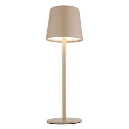 Stolová lampa svieti. Má béžový tienidlo v tvare zrezaného kužeľa a rovnakú farbu štíhlej nohy na okrúhlej podstavci. Lampa je na bielom pozadí.