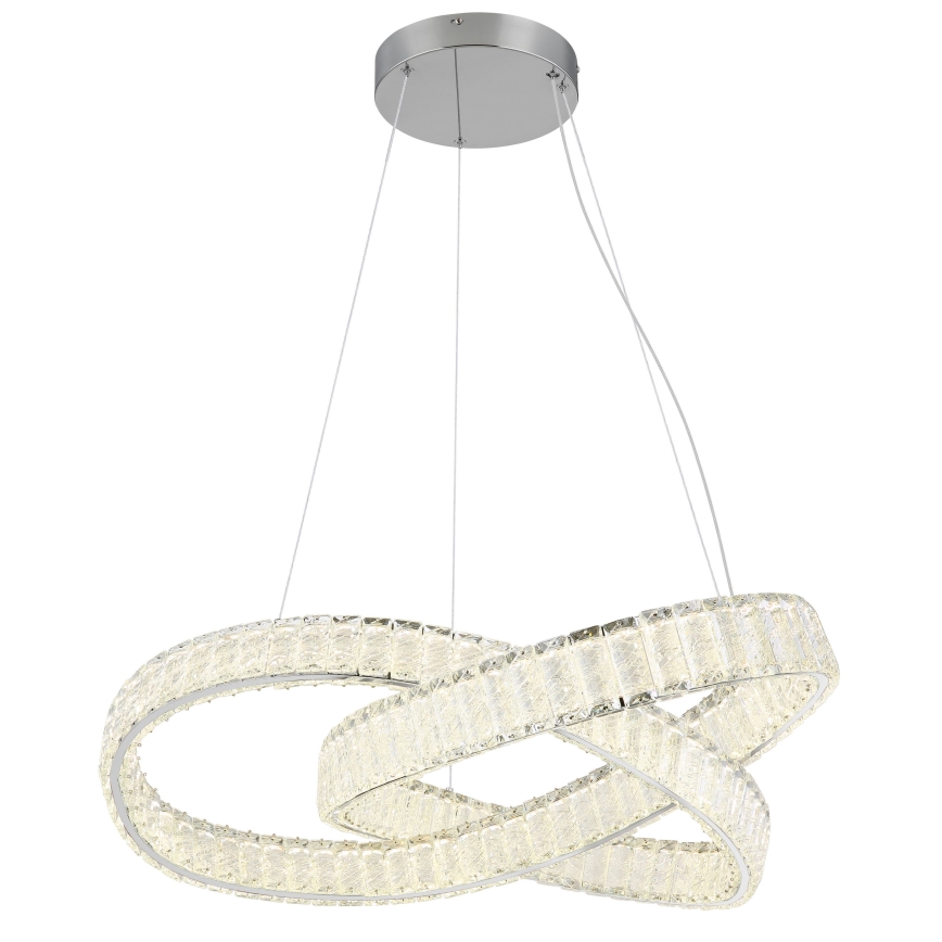 LED lustre svieti. Dva prepletené oválne kruhy z krištáľových prvkov sú zavesené na stropných lankách z kovovej stropnice.