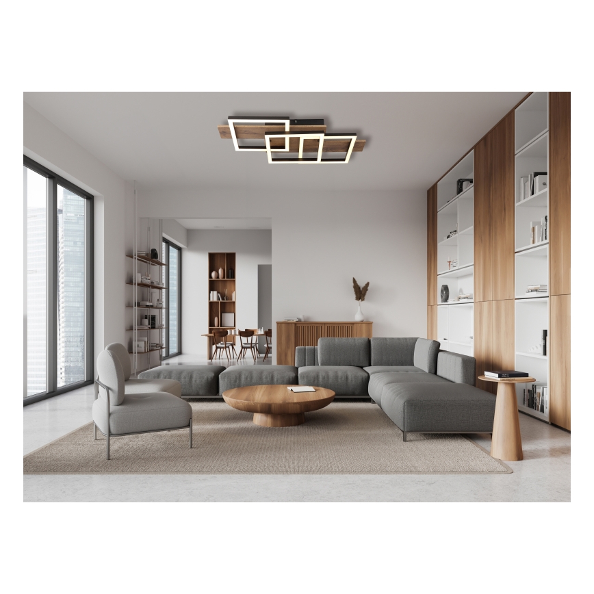 Svietidlo svieti v modernej obývacej izbe. Svietidlo je tvorené prepletenými štvorcami z dreva a svetla. Izba obsahuje sedaciu súpravu, konferenčný stolík a knižnice.