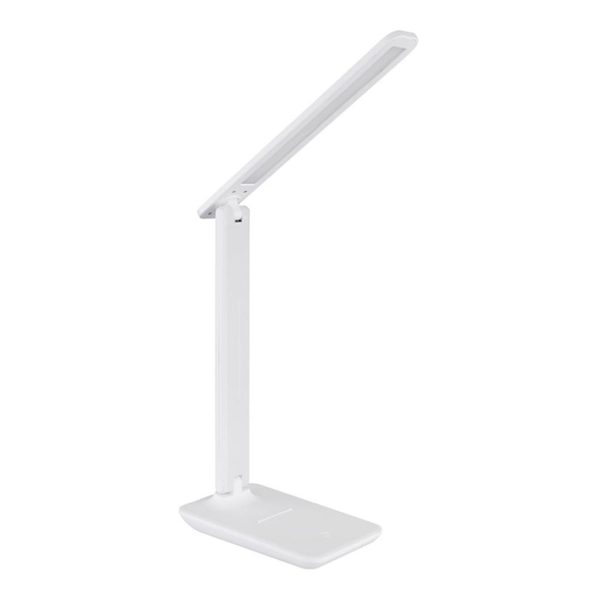 Biela stolná lampa s ohybným ramenom osvetľuje priestor. Je umiestnená na bielom pozadí.