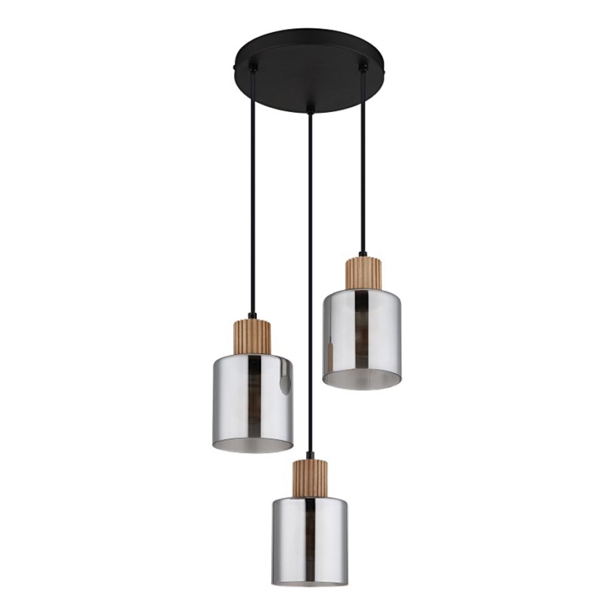 Trojramenné závesné svietidlo s kovovou stropnou rozetou visí zhora. Tri strieborné valcovité tienidlá s drevenými prvkami visia na čiernych kábloch. Tienidlá sú na bielom pozadí.