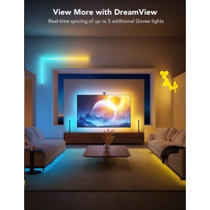 Televízor zobrazuje obraz krajiny. Svetlá synchronizovane svietia v modrej a žltej farbe pozdĺž steny a po obvode pohovky v obývacej izbe. „View More with DreamView. Real-time syncing of up to 5 additional Govee lights.“