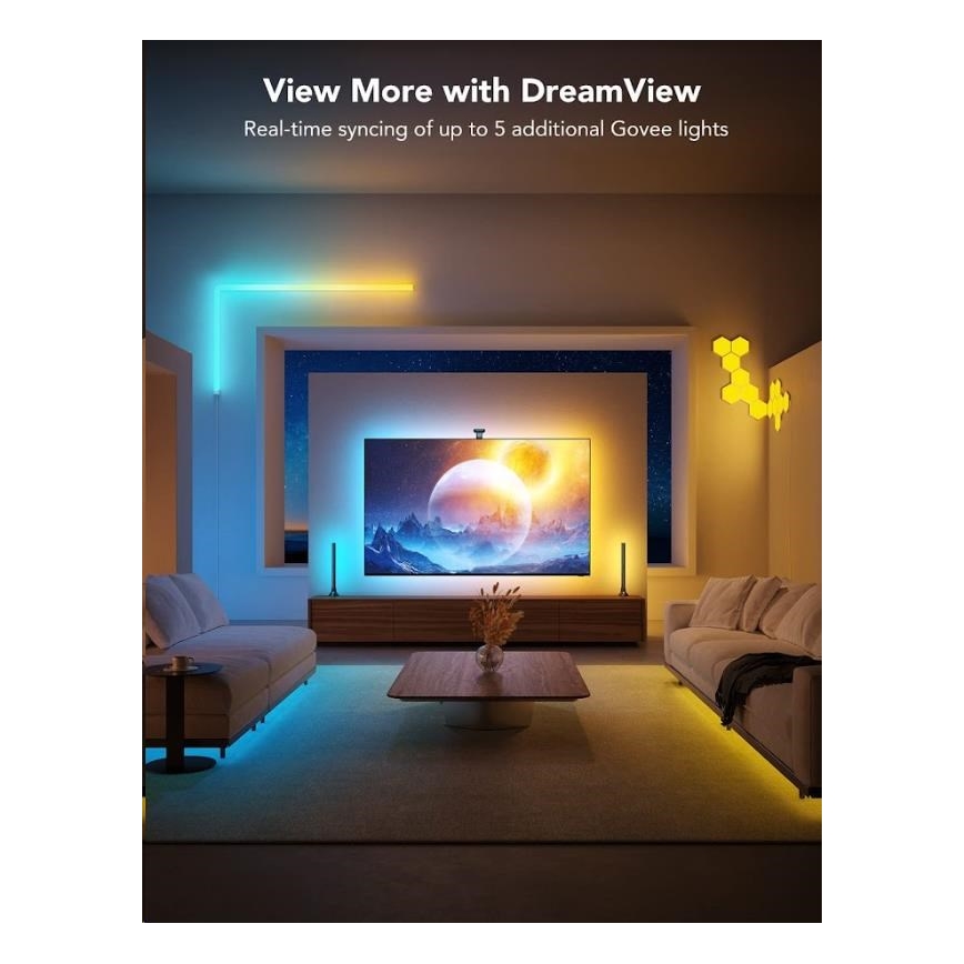 Televízor zobrazuje obraz krajiny. Svetlá synchronizovane svietia v modrej a žltej farbe pozdĺž steny a po obvode pohovky v obývacej izbe. „View More with DreamView. Real-time syncing of up to 5 additional Govee lights.“