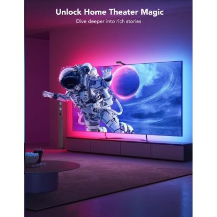 Televízor zobrazuje astronauta v kozme. Je osvetlený farebnými LED pásikmi. Nachádza sa v obývačke s nízkym nábytkom. Text: „Unlock Home Theater Magic. Dive deeper into rich stories.“