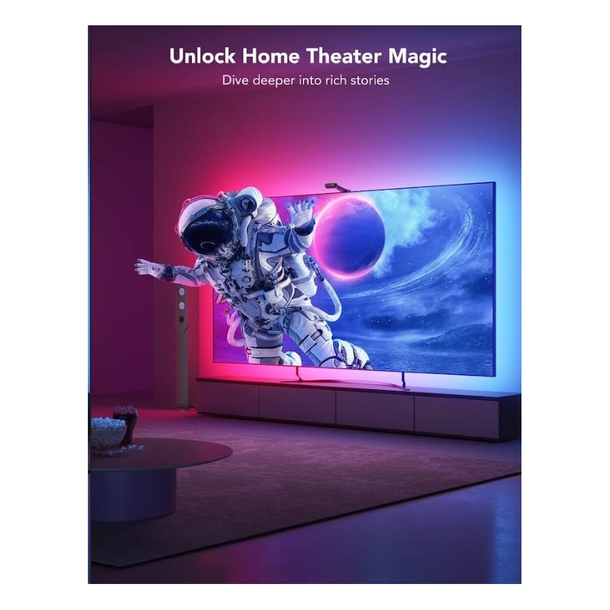 Televízor zobrazuje astronauta v kozme. Je osvetlený farebnými LED pásikmi. Nachádza sa v obývačke s nízkym nábytkom. Text: „Unlock Home Theater Magic. Dive deeper into rich stories.“