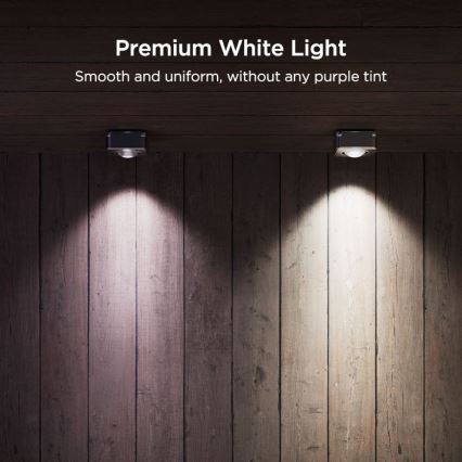 Dve stropné svietidlá svietia na drevenú stenu. Svetlo je biele, hladké a rovnomerné, bez fialového nádychu. Text: „Premium White Light“, „Smooth and uniform, without any purple tint“.