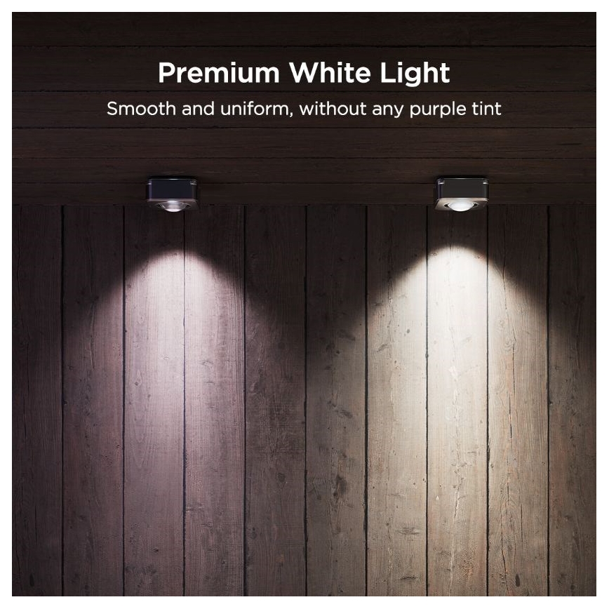 Dve stropné svietidlá svietia na drevenú stenu. Svetlo je biele, hladké a rovnomerné, bez fialového nádychu. Text: „Premium White Light“, „Smooth and uniform, without any purple tint“.