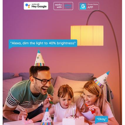 Rodina oslavuje narodeniny pri torte. Otec hlasom riadi osvetlenie na 40% jasu. Svetlo pochádza z podlahovej lampy. Systém je kompatibilný s Google a Amazon Alexa.