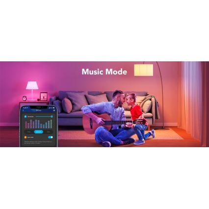 Otec s malým synom sedia na podlahe obývačky a hrajú na gitare. Na mobile je zobrazený názov „Music Mode“ a nastavenia citlivosti farieb. Obývačka je osvetlená tlmeným svetlom.