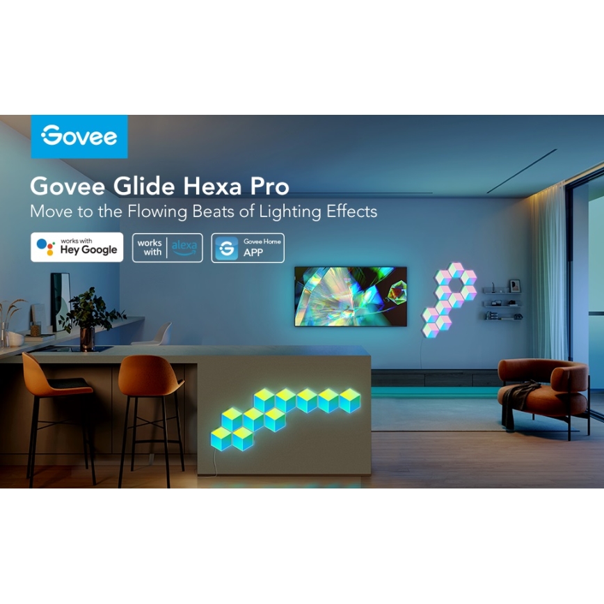 Inteligentné LED panely Govee Glide Hexa Pro vytvárajú svetelné efekty. Panely sú umiestnené v modernom interiéri obývačky s nábytkom a televízorom. Kompatibilné s Google Assistant, Amazon Alexa a aplikáciou Govee Home.