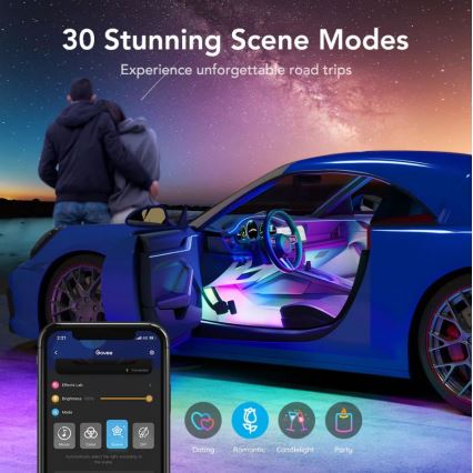 Modrá osobné auto s farebným LED osvetlením interiéru. Pár pri ňom stojí. Aplikácia Govee v smartfóne umožňuje výber z 30 scén osvetlenia, vrátane módov „Rande“, „Romantický“, „Sviečky“ a „Párty“.