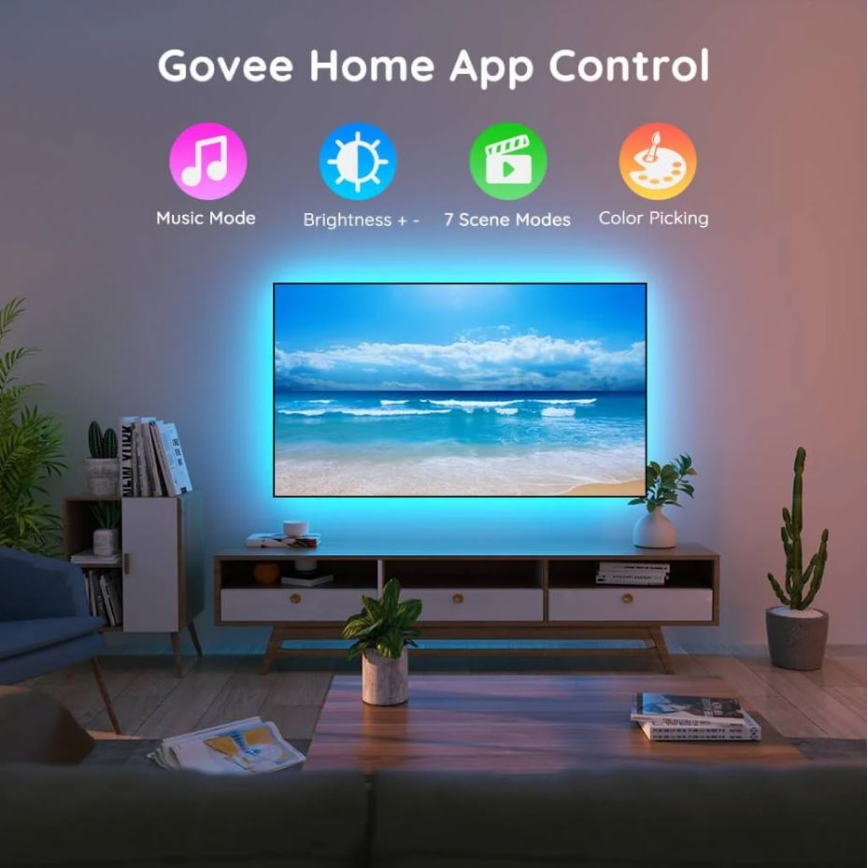 LED pásik svieti pod televízorom zobrazujúcim morskú scenériu v obývacej izbe. Ovládanie cez aplikáciu Govee Home App umožňuje nastaviť režimy: hudobný, jas, 7 scén a výber farieb.