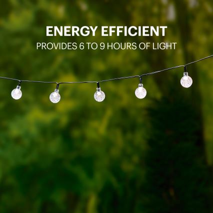 Solárne svetielka s guľatými tienidlami visia na čiernom kábli pred rozmazaným zeleným pozadím. Text: ENERGY EFFICIENT PROVIDES 6 TO 9 HOURS OF LIGHT.