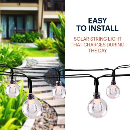 Solárne svetelné reťaze s guľatými sklenenými žiarovkami sú umiestnené na vonkajšej chodníčku. Reťaze sa cez deň nabíjajú. Text: ĽAHKÁ MONTÁŽ. SOLÁRNE SVETELNÉ REŤAZE, KTORÉ SA CEZ DEŇ NABÍJAJÚ.