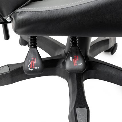 Otočná kancelárska stolička s pákami na nastavenie výšky (označené LIFT) a sklonu (označené RCL). Stolička je čierna s šedými detailmi, má päť kolieskových nôh.