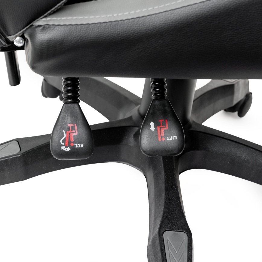 Otočná kancelárska stolička s pákami na nastavenie výšky (označené LIFT) a sklonu (označené RCL). Stolička je čierna s šedými detailmi, má päť kolieskových nôh.