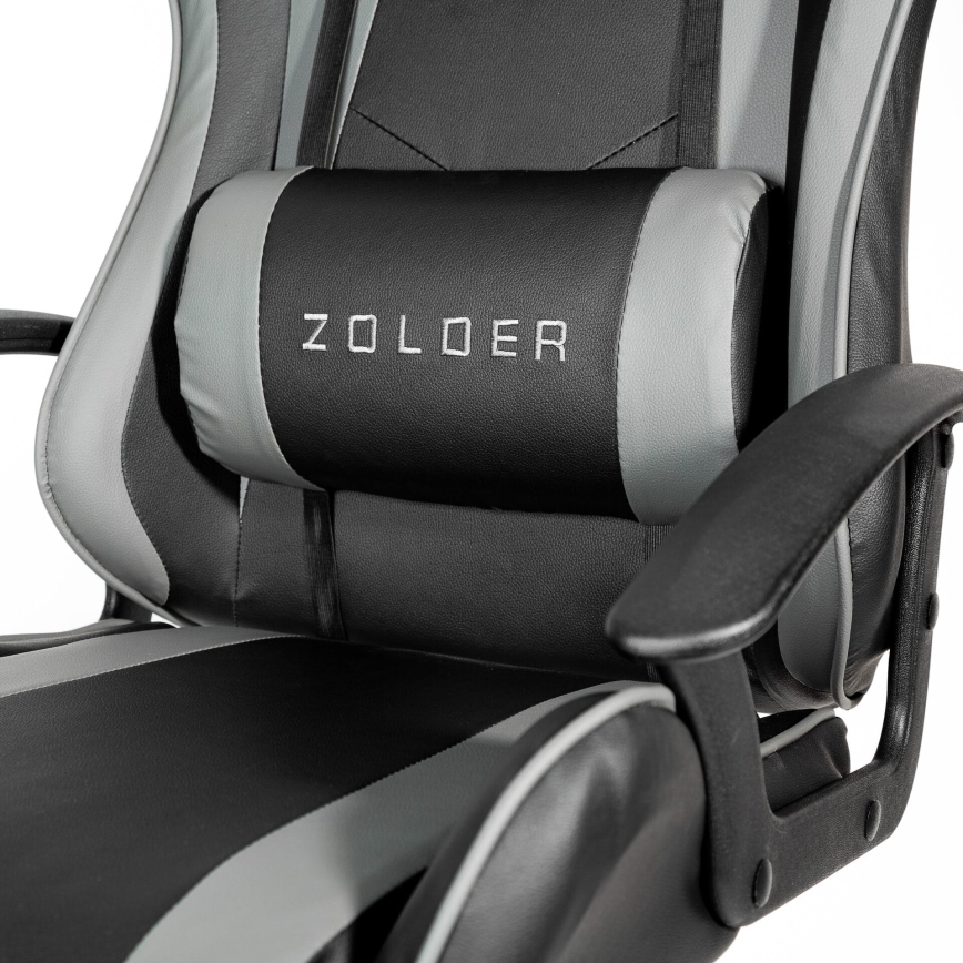 Herná stolička s opierkou hlavy, na ktorej je vyšívané logo ZOLODER, je zobrazená v detailnom zábere. Stolička je čierno-sivá, s viditeľnými opierkami.