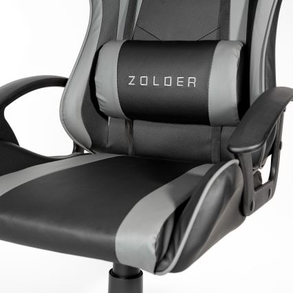 Herná stolička ZOLODER s opierkou hlavy má čierno-sivú koženkovú povrchovú úpravu. Stolička je otočná s nastaviteľnou výškou. Je zobrazená na bielom pozadí.