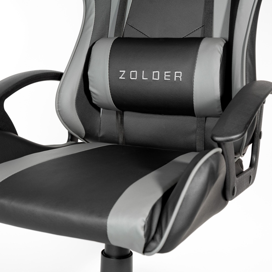 Herná stolička ZOLODER s opierkou hlavy má čierno-sivú koženkovú povrchovú úpravu. Stolička je otočná s nastaviteľnou výškou. Je zobrazená na bielom pozadí.
