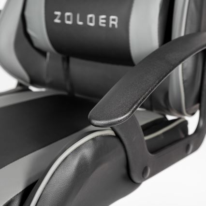 Herná stolička ZOLODER, čierno-sivá, s opierkami rúk, je detailne zobrazená na svetlom pozadí.