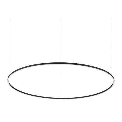 Dlhý oválny závesný svietiaci prvok s tenkým čiernym rámom visí zo stropu na troch tenkých kábloch pred bielym pozadím.