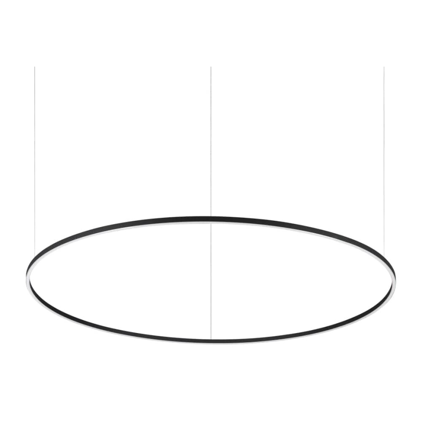 Dlhý oválny závesný svietiaci prvok s tenkým čiernym rámom visí zo stropu na troch tenkých kábloch pred bielym pozadím.
