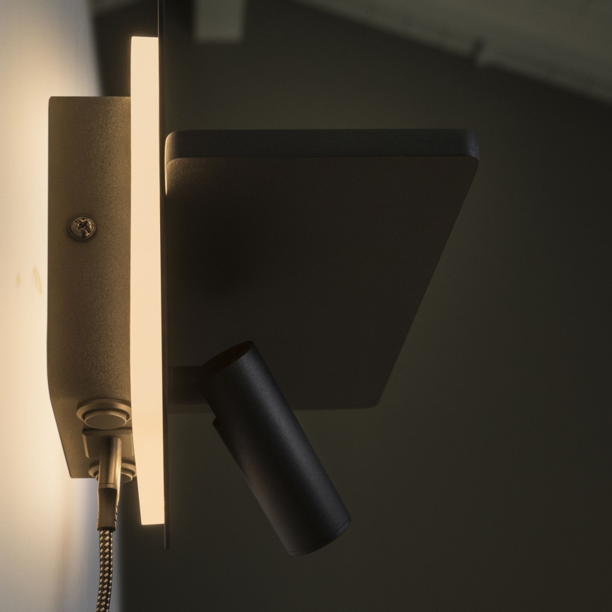 Nástenná lampa svieti na stenu. Skladá sa z dvoch častí: plochej, obdĺžnikovej základne s integrovaným svetlom a otočného bodového svetla. Základňa je pripevnená ku stene káblom.