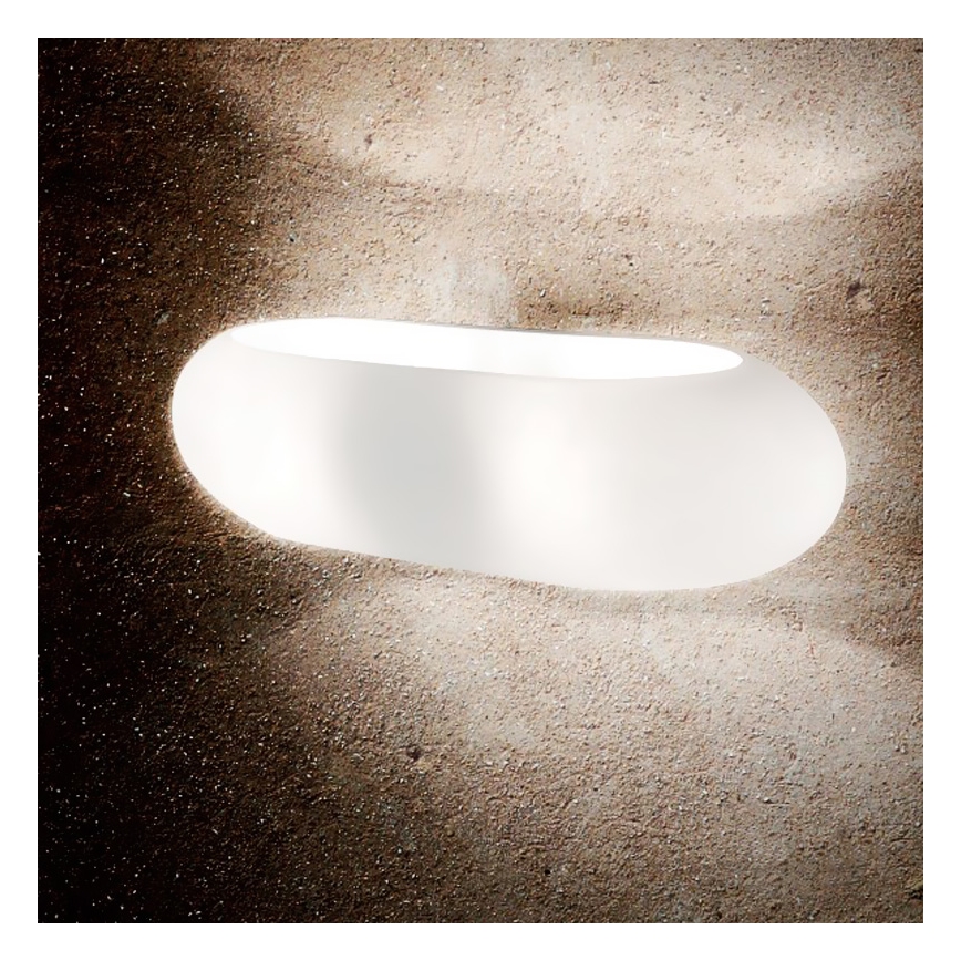 Oválna biela lampa svieti na betónovej stene. Lampa je zapustená do steny. Svetlo vyžaruje z vnútra lampy.