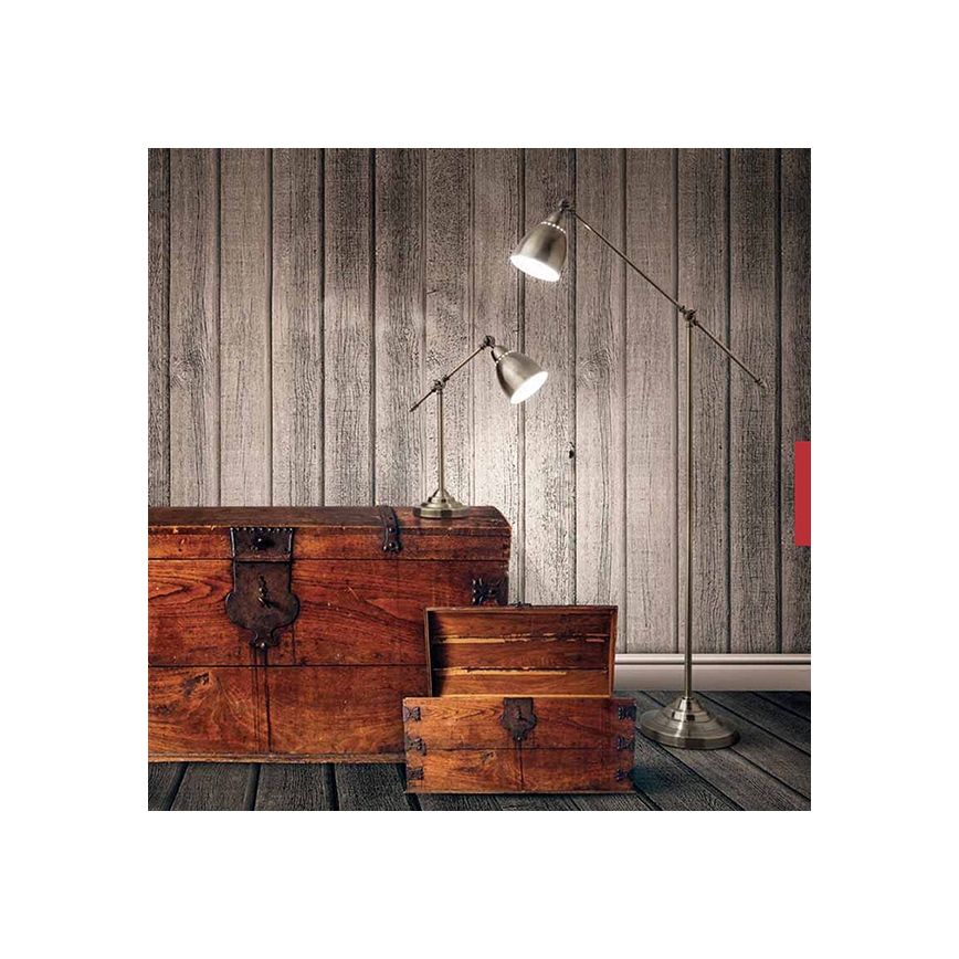 Dve kovové stolové a stojacie lampy s tienidlami stoja na drevenej truhlici v miestnosti s drevenými stenami. Truhlica je čiastočne otvorená.