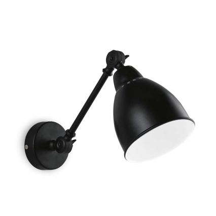 Čierna nástenná lampa s otočnou ramenom a tienidlom smeruje nahor. Lampa je pripevnená k stene kruhovou základňou. Prostredie je čisté, biele pozadie.
