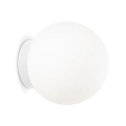 Biela guľová nástenná lampa je pripevnená k stene. Svietidlo je z matného skla a má valcový základ. Lampa je osvetľovacím telesom na stene.