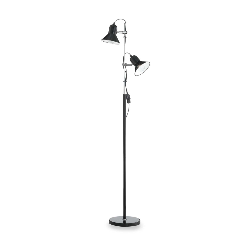 Stojacia lampa s dvoma čiernymi tienidlami na nastaviteľných ramenách svieti. Má vysokú čiernu nohu a okrúhlu základňu. Lampa je na bielom pozadí.