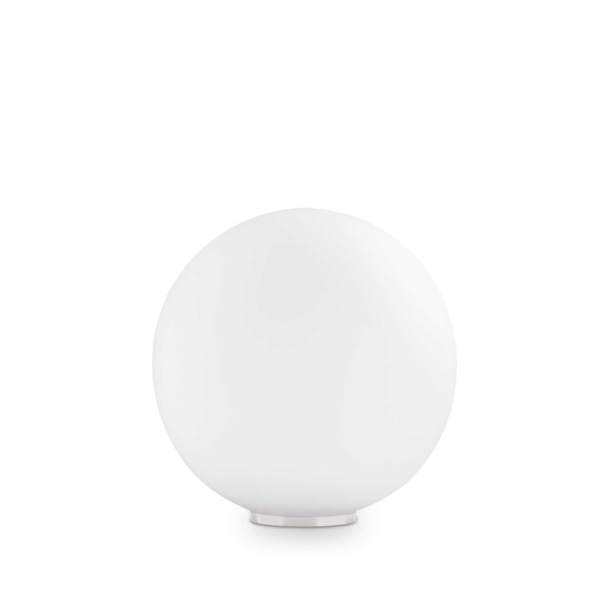 Biela guľová stolová lampa stojí na malom kovovom podstavci na bielom pozadí.