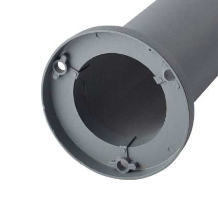 Sivá kovová rúrka s pripojením na oboch koncoch. Vnútorná časť rúrky je viditeľná. Rúrka je izolovaná na bielom pozadí.