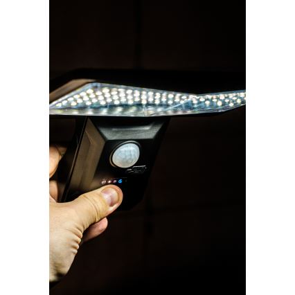 LED Solárne nástenné svietidlo so senzorom LED/2,6W/5,5V IP65 1800 mAh čierna