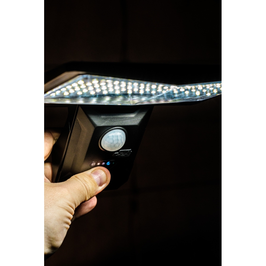 LED Solárne nástenné svietidlo so senzorom LED/2,6W/5,5V IP65 1800 mAh čierna