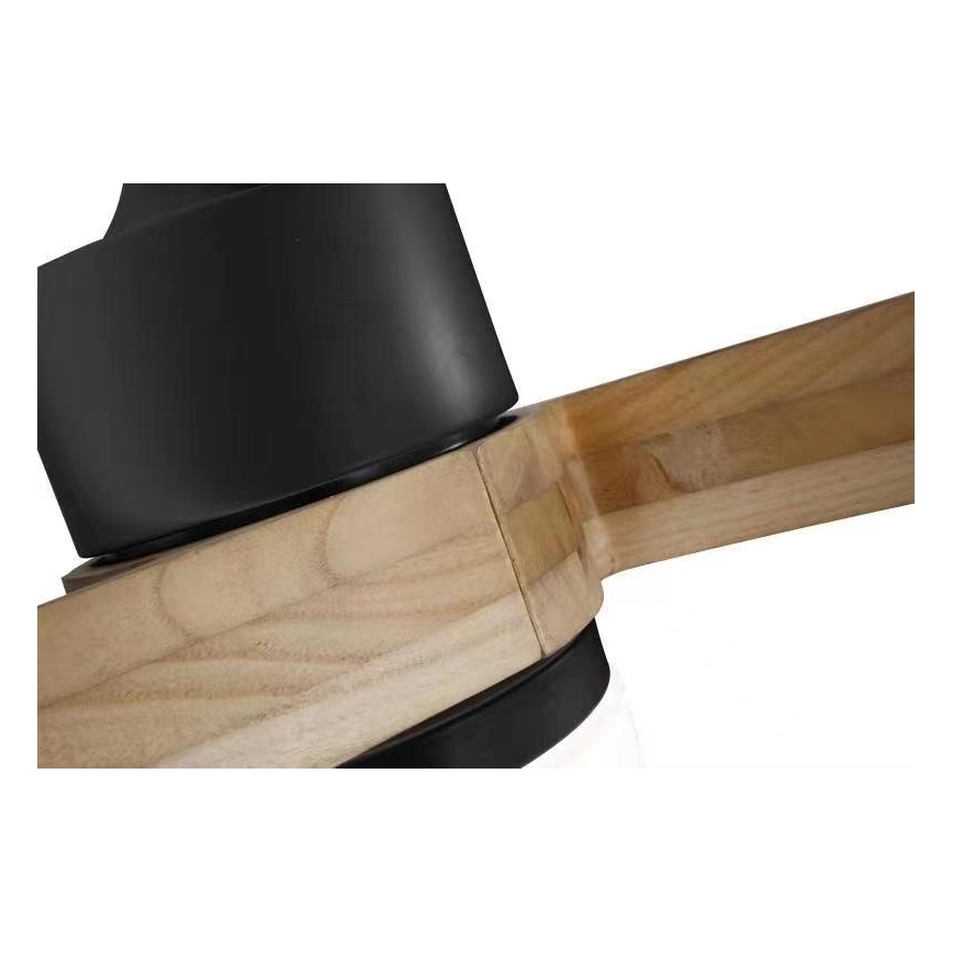 Drevený stropný ventilátor s čiernym krytom sa spája s dreveným ramenom. Spojenie je viditeľné na detailnom zábere.