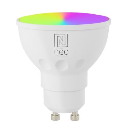 LED žiarovka svieti viacfarebným svetlom. Je biela, s GU10 päticou a logom „neo intelligent trendy light“.