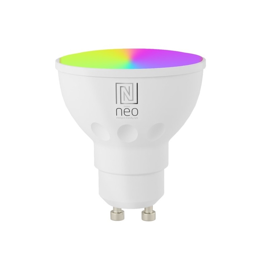 LED žiarovka svieti viacfarebným svetlom. Je biela, s GU10 päticou a logom „neo intelligent trendy light“.