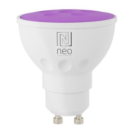 LED žiarovka s fialovým vrchnákom svieti. Je biela s logom „neo“ a textom „intelligent trendy light“. Žiarovka má GU10 päticu.