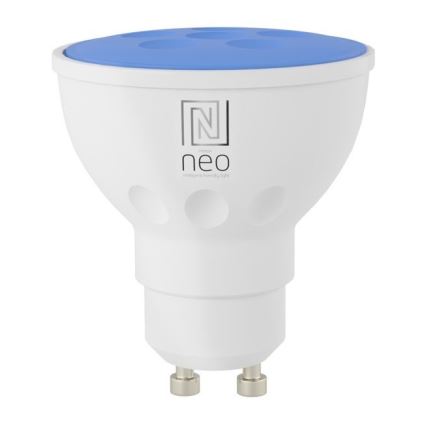LED žiarovka s modrým vrchnákom svieti. Je biela s logom N a nápisom neo intelligent friendly light. Žiarovka je na bielom pozadí.