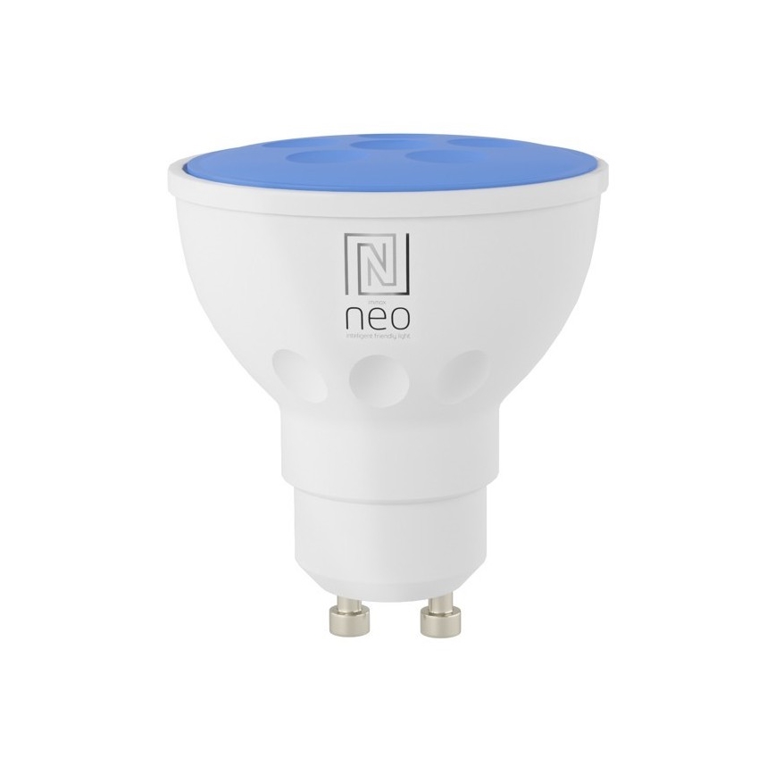 LED žiarovka s modrým vrchnákom svieti. Je biela s logom N a nápisom neo intelligent friendly light. Žiarovka je na bielom pozadí.