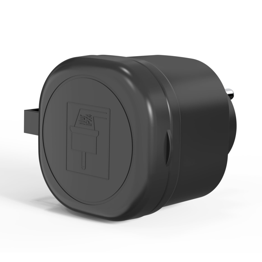 Čierny adaptér s ochranným krytom sa nachádza na bielom pozadí. Kryt má vyrazený symbol zástrčky.