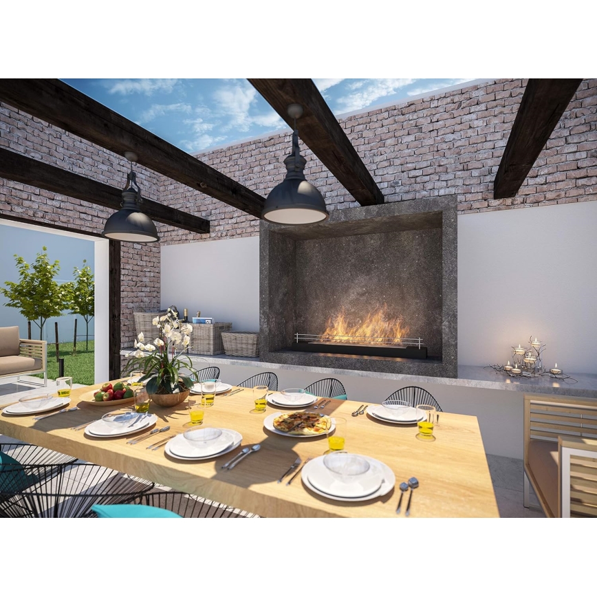 Drevený jedálenský stôl s príborom a jedlom stojí pod drevenou pergolou s krbom, ktorý horí. V okolí je tehlová stena a záhrada.