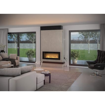 Krb horí v modernej obývacej izbe s rozsiahlymi oknami a výhľadom na záhradu. Krb je vstavaný do svetlej steny. Izba je zariadená sedacou súpravou a kreslom.